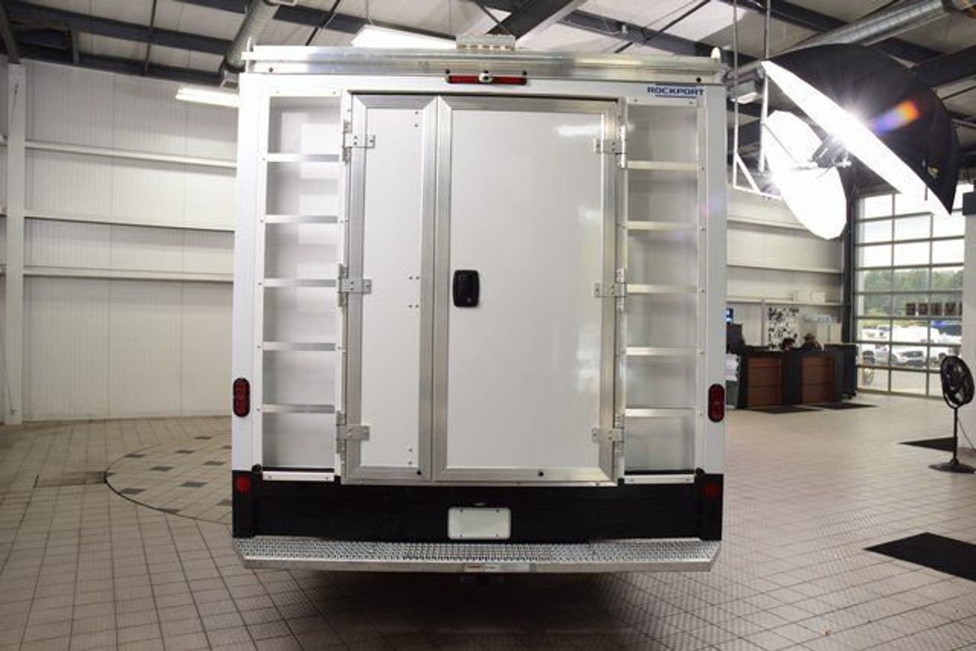 2025 Chevrolet Express 4500 Cutaway — photo 2