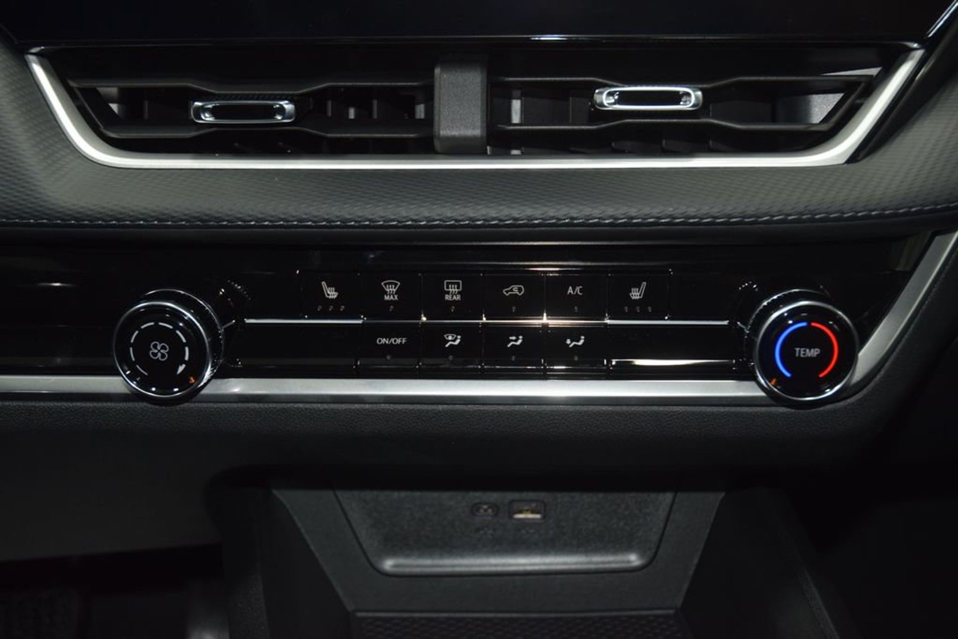 2027 Chevrolet Equinox LT — photo 18
